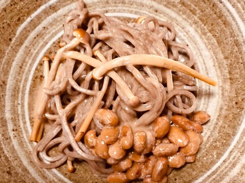 ブラウンえのきの納豆蕎麦